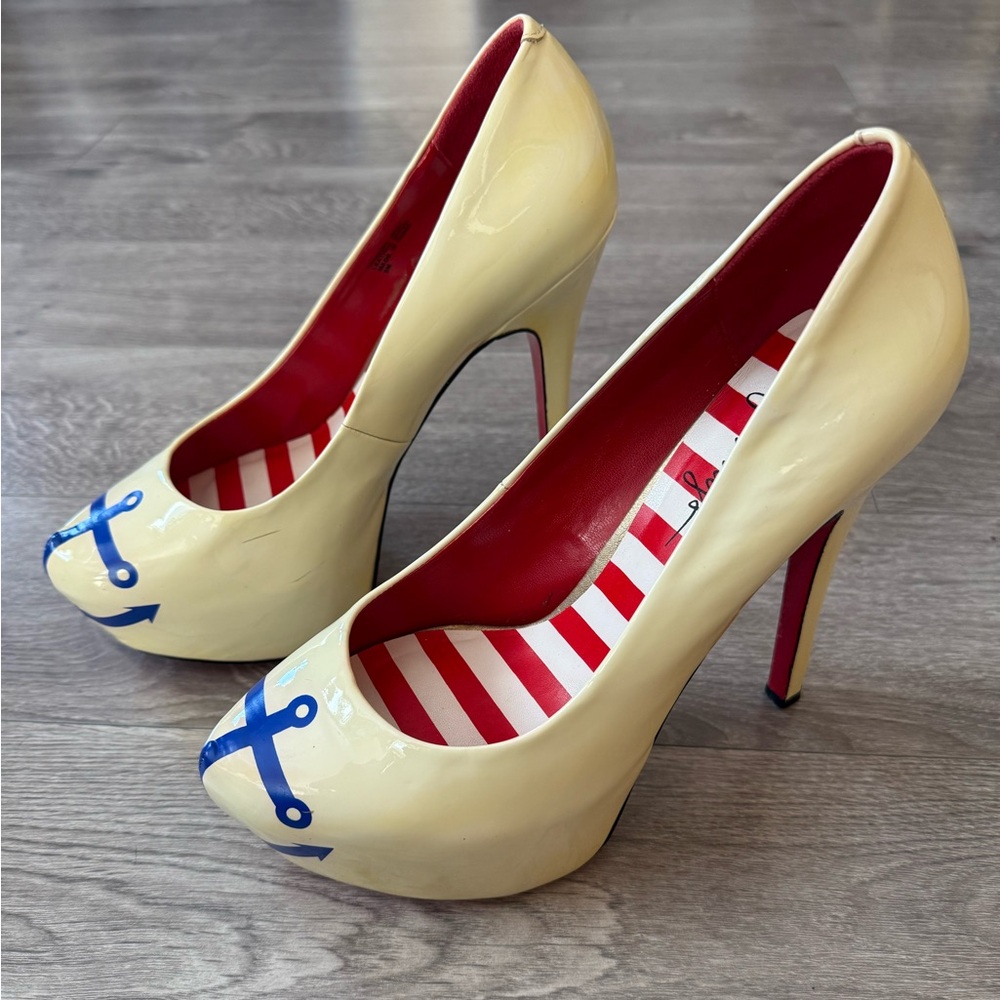 Tayler Reeve (formerly Taylor Says) heels
Size 8